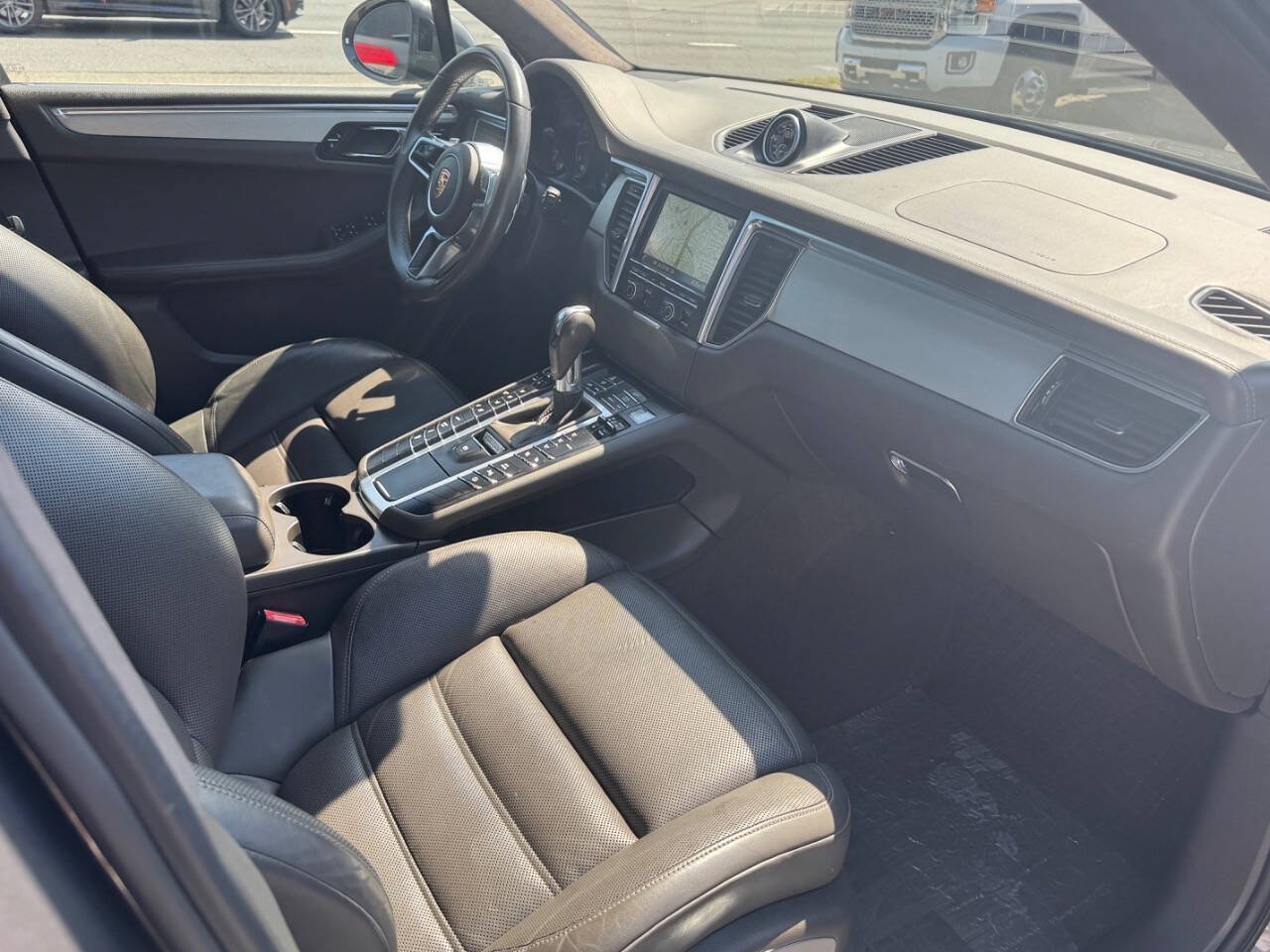 Used 2016 Porsche Macan Turbo w/ Premium Package Plus AWD/4WD image 19