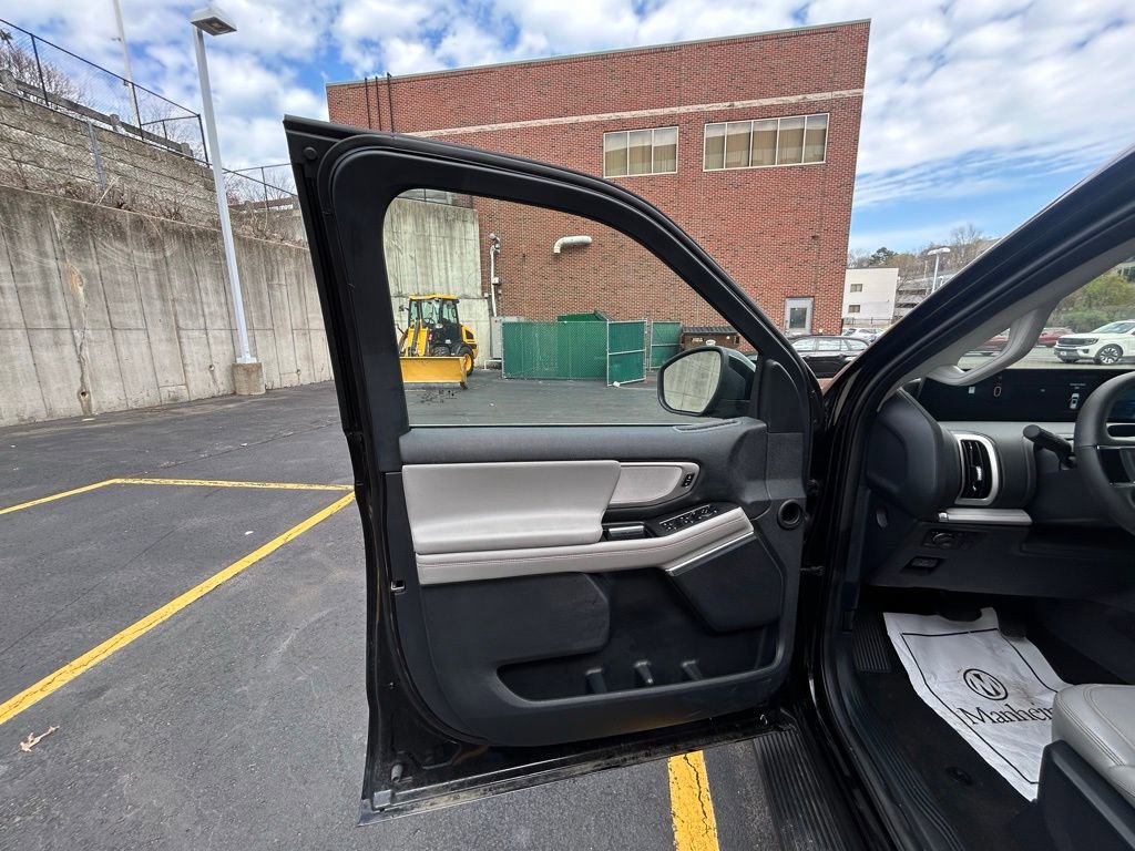 Used 2025 Ford Expedition Active image 13