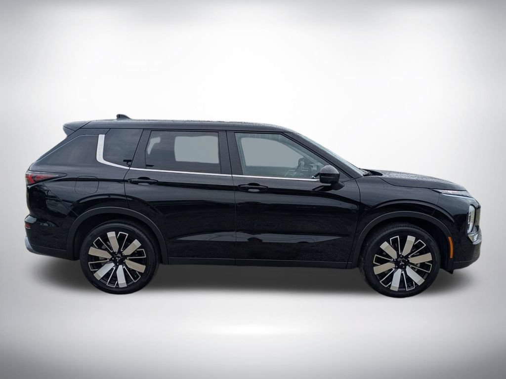 Used 2025 Mitsubishi Outlander SE FWD image 2