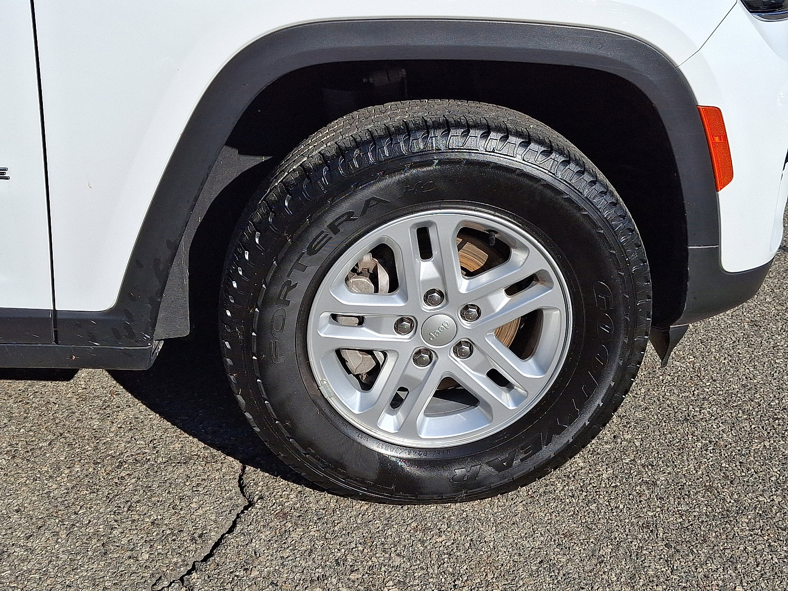 Certified 2023 Jeep Grand Cherokee Laredo image 9