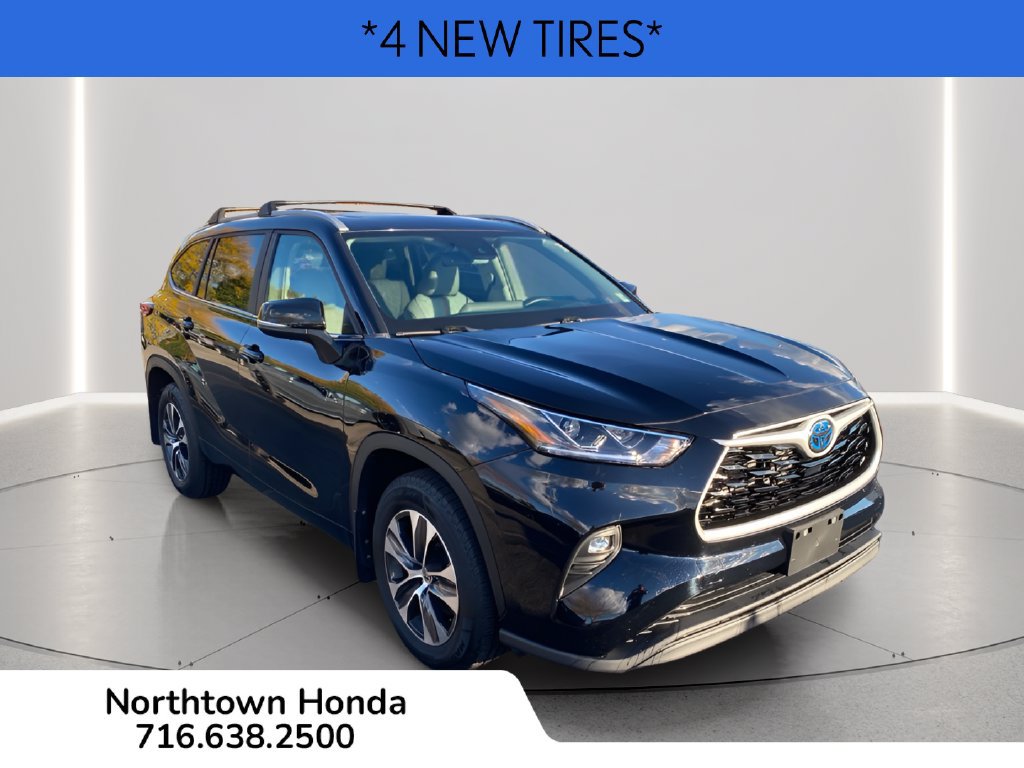 Used 2023 Toyota Highlander Bronze Edition FWD image 2