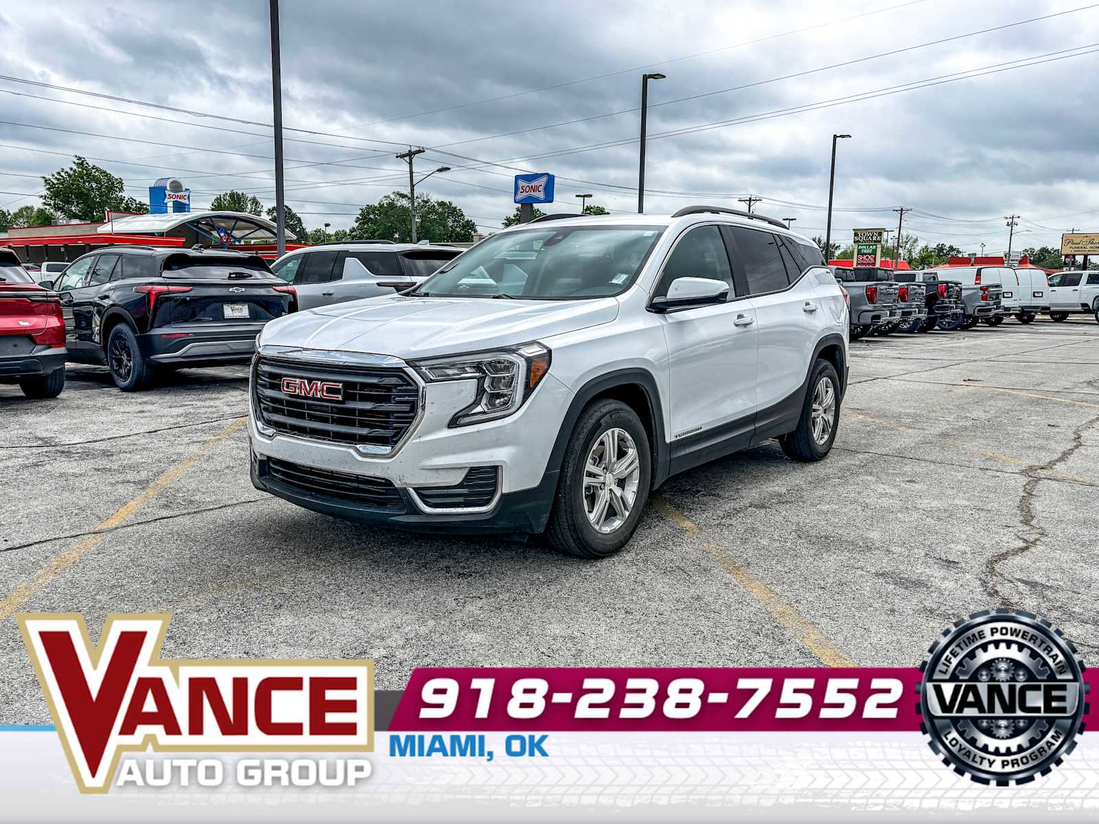 Used 2024 GMC Terrain SLE w/ Driver Convenience Package FWD image 3