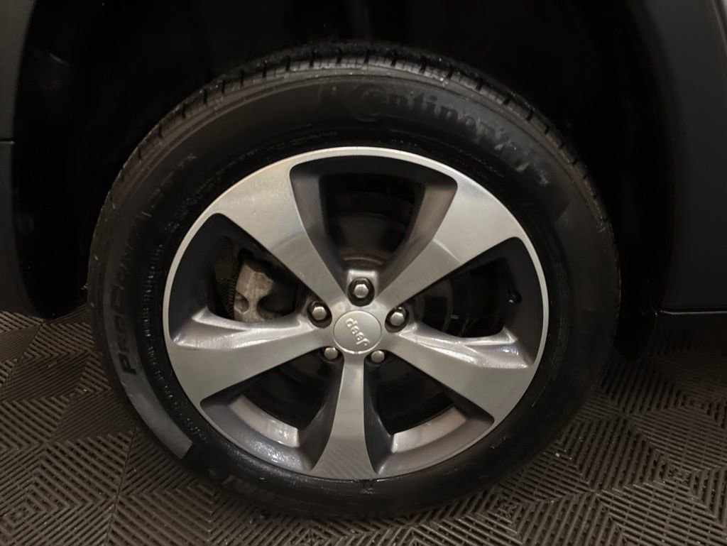 Used 2019 Jeep Cherokee Limited FWD image 28