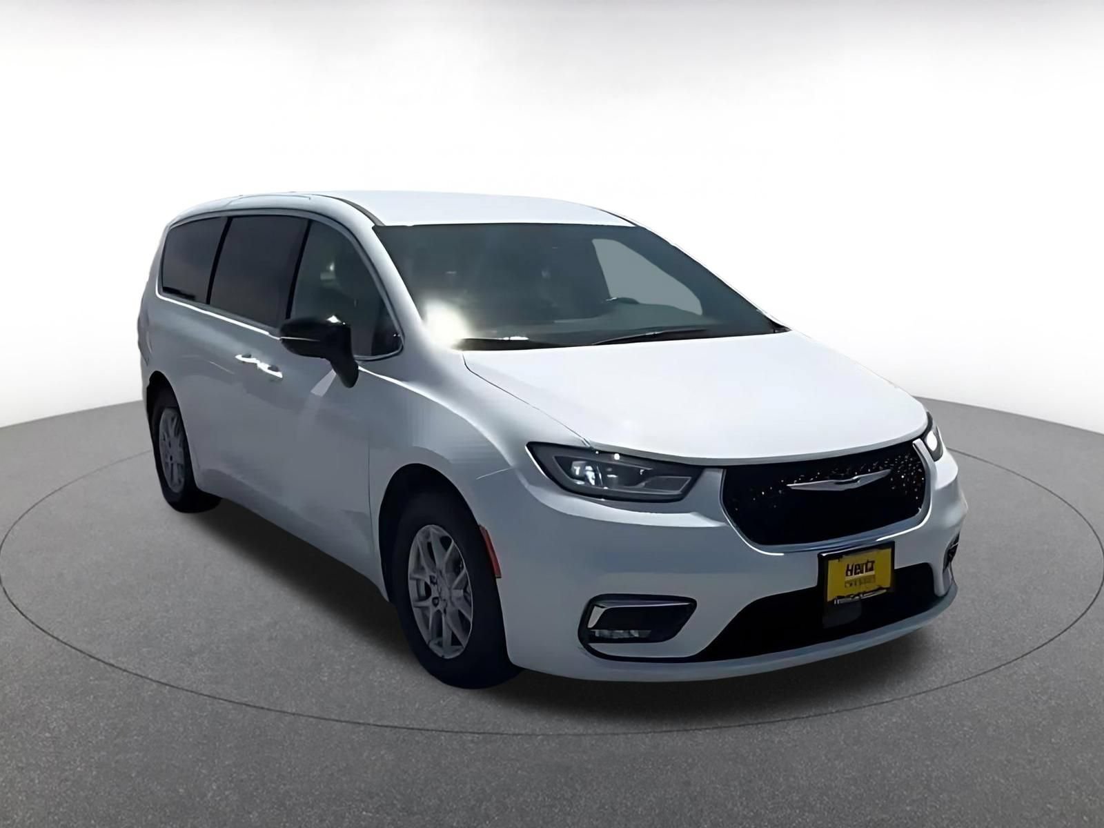 Used 2024 Chrysler Pacifica Touring-L FWD image 2
