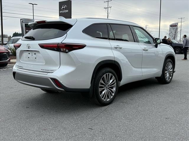 Used 2024 Toyota Highlander Platinum image 3