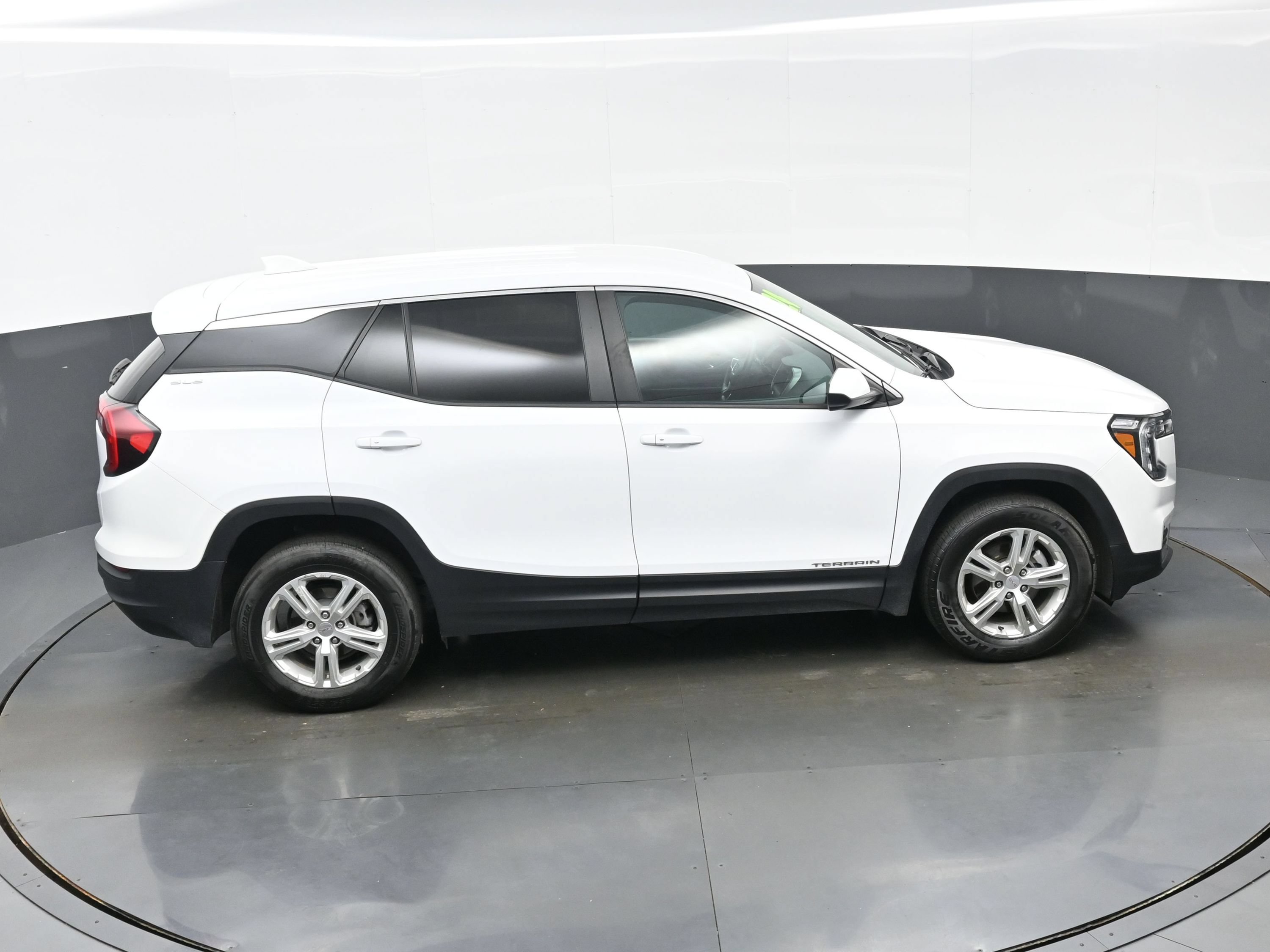 Used 2024 GMC Terrain SLE AWD/4WD image 37