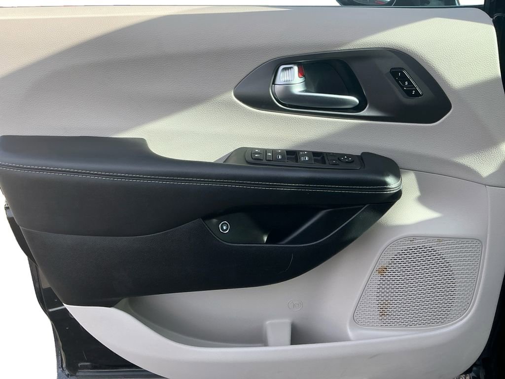 Used 2024 Chrysler Pacifica Select image 22