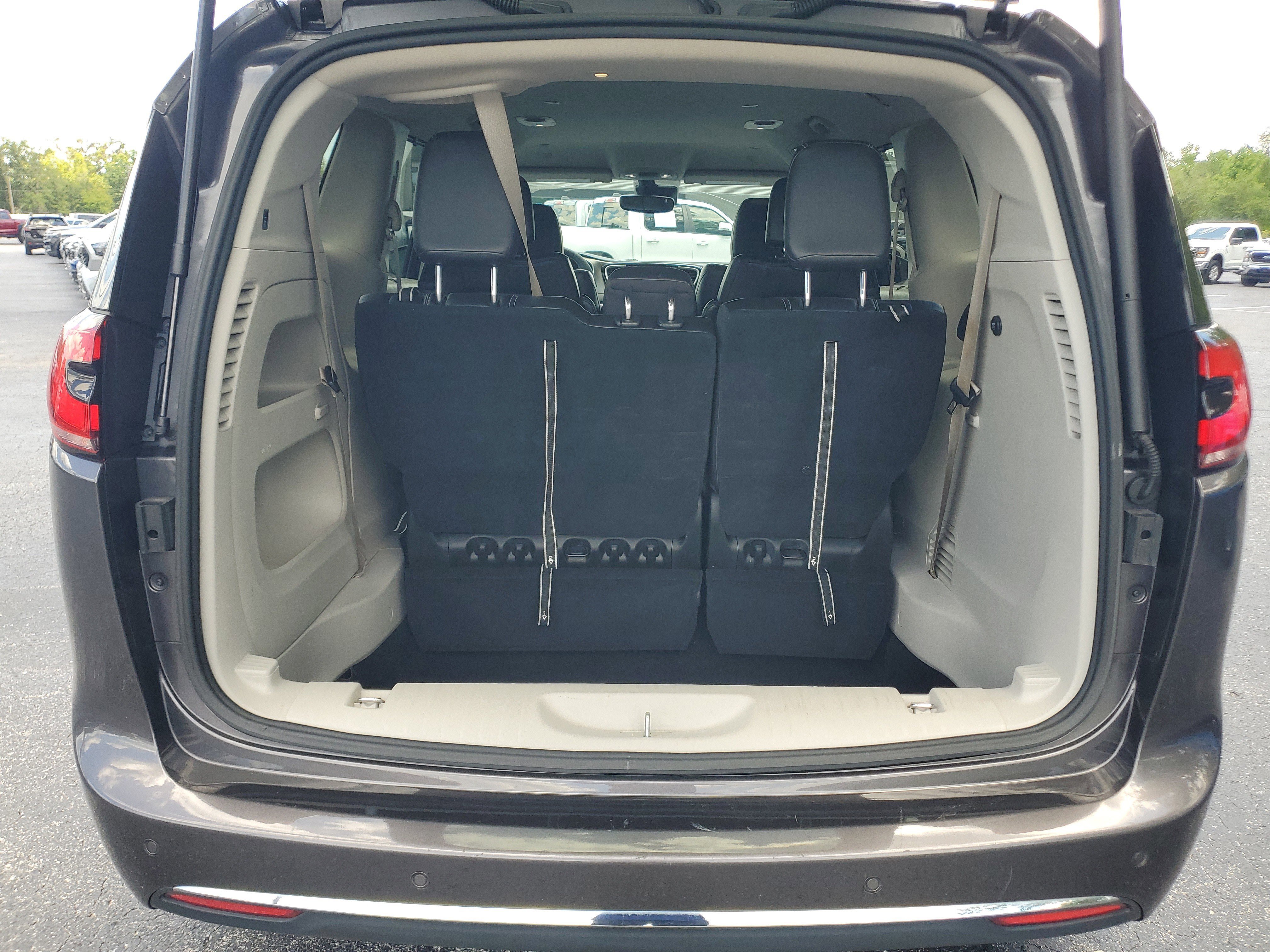 Used 2023 Chrysler Pacifica Touring-L FWD image 24