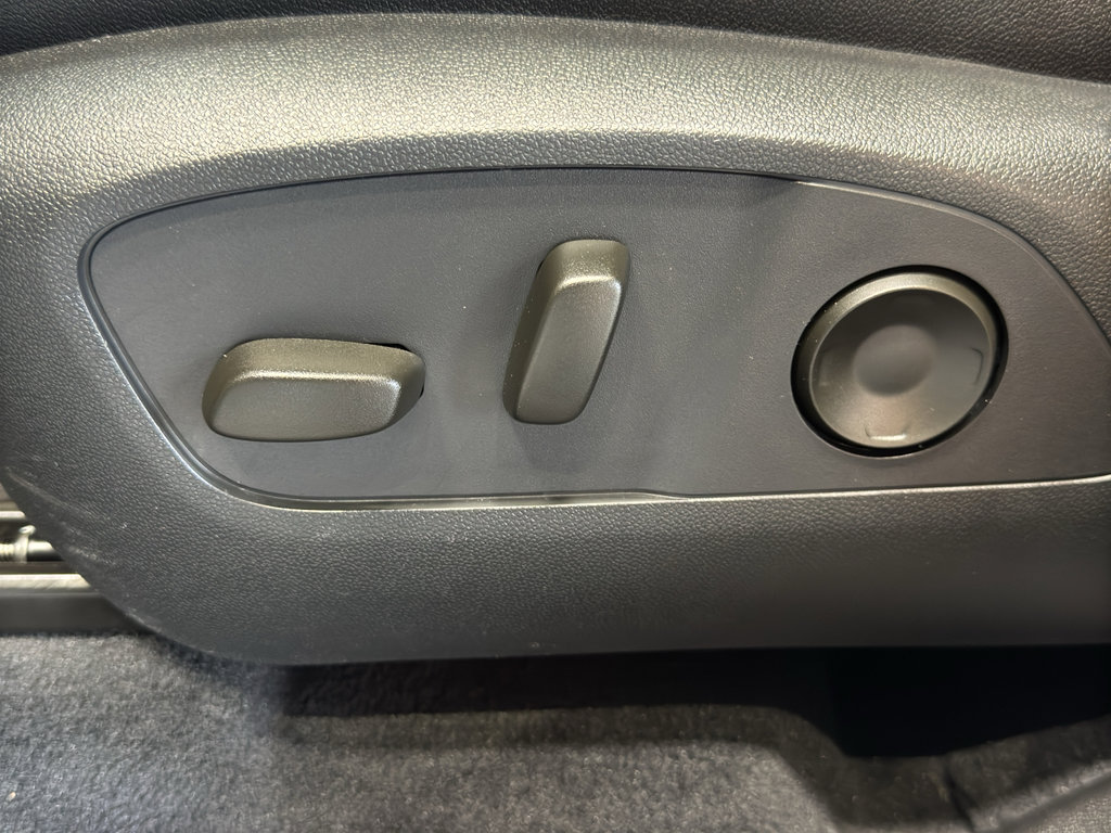 Used 2025 Chevrolet Traverse RS image 20