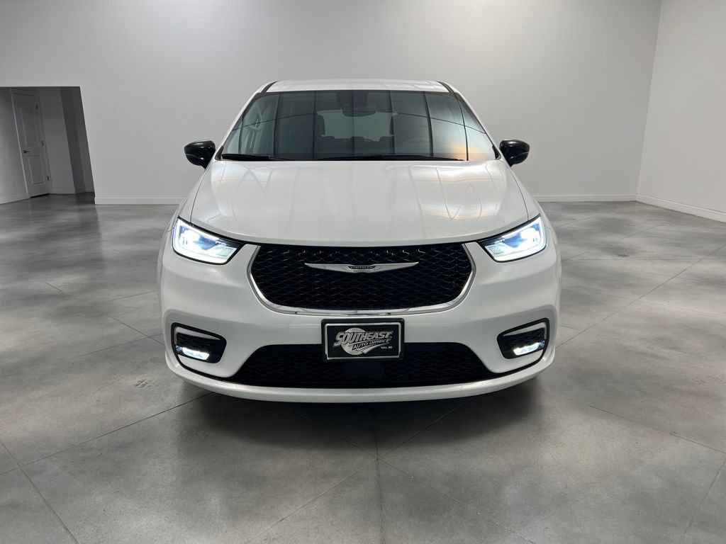 Used 2024 Chrysler Pacifica Touring-L image 2