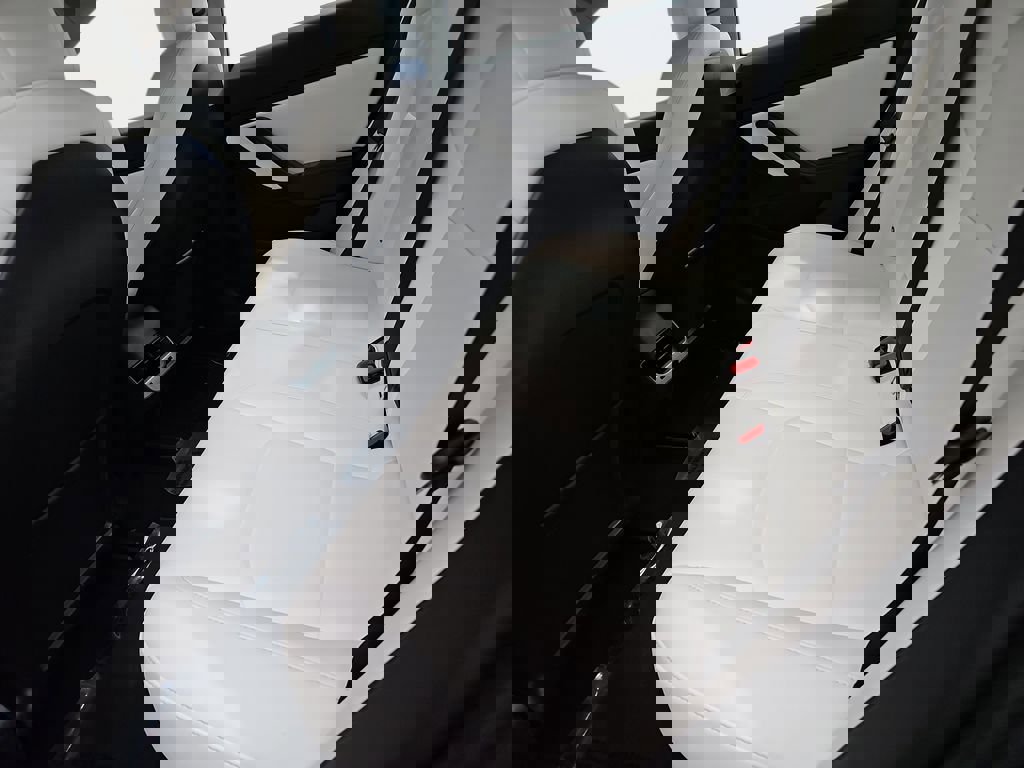 Used 2018 Tesla Model 3 Long Range image 16