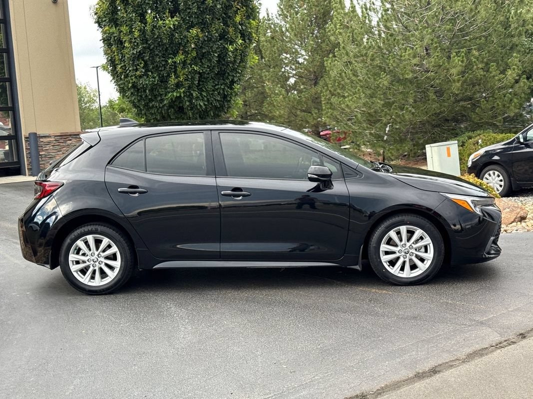Used 2023 Toyota Corolla SE w/ SE Premium Package FWD image 3