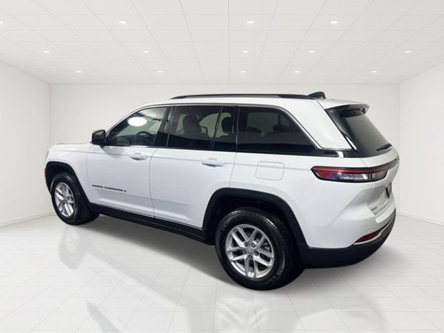 Used 2023 Jeep Grand Cherokee Laredo w/ Luxury Tech Group I AWD/4WD image 3
