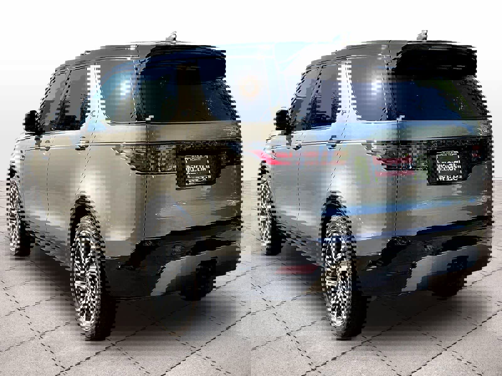 New 2025 Land Rover Discovery Dynamic SE image 3