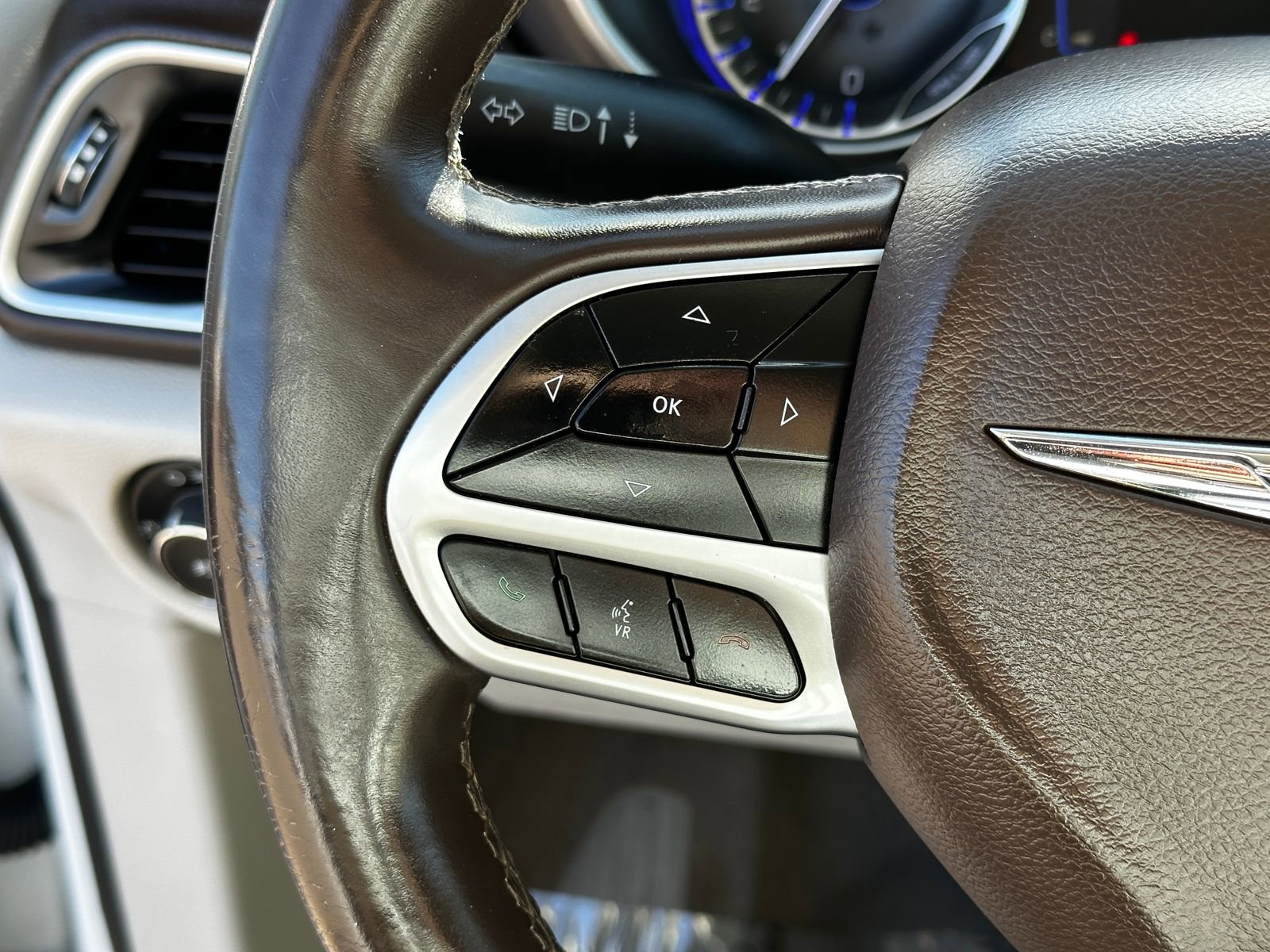 Used 2018 Chrysler Pacifica Touring-L image 26
