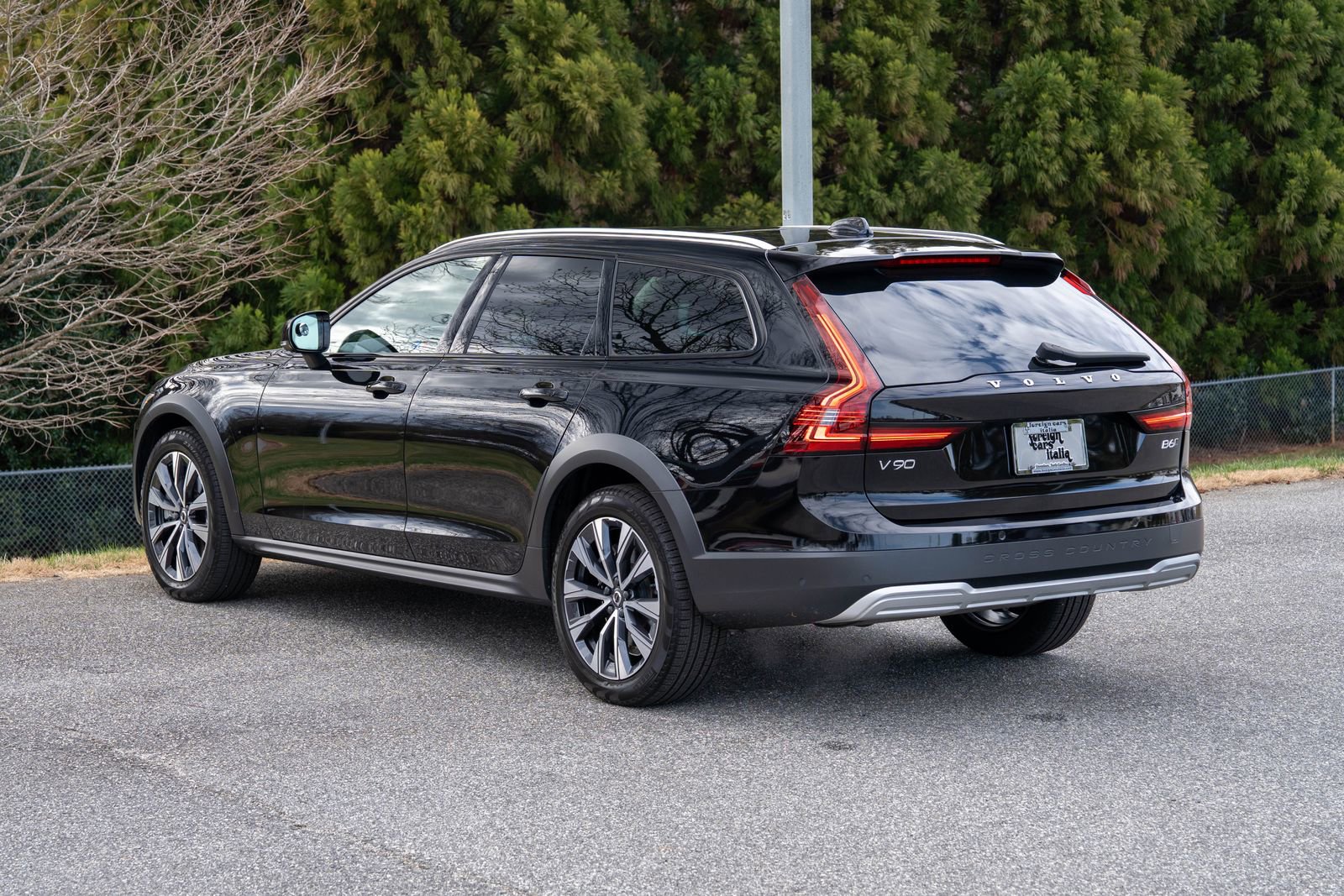 Used 2023 Volvo V90 B6 Cross Country Plus image 2