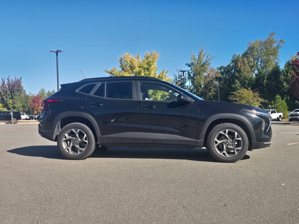 Used 2025 Chevrolet Trax LT w/ LT Convenience Package FWD image 32