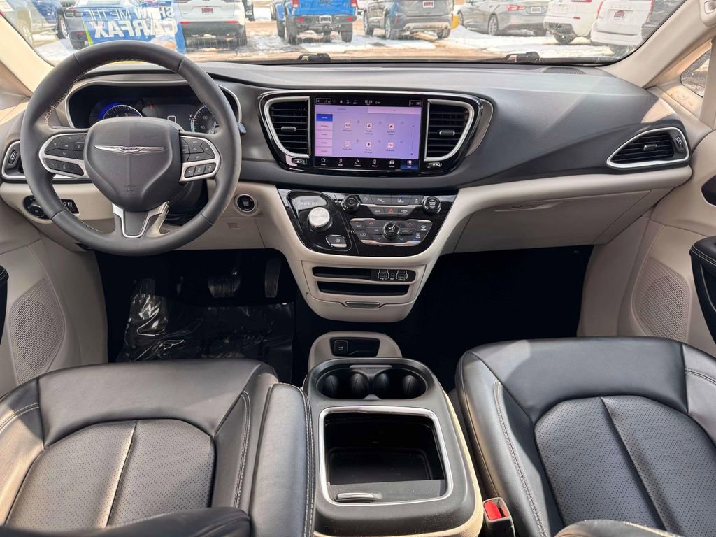 Used 2023 Chrysler Pacifica Touring-L image 3
