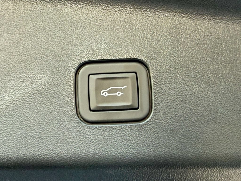 Used 2026 Cadillac Vistiq Luxury w/ LPO, Floor Liner Package AWD/4WD image 18