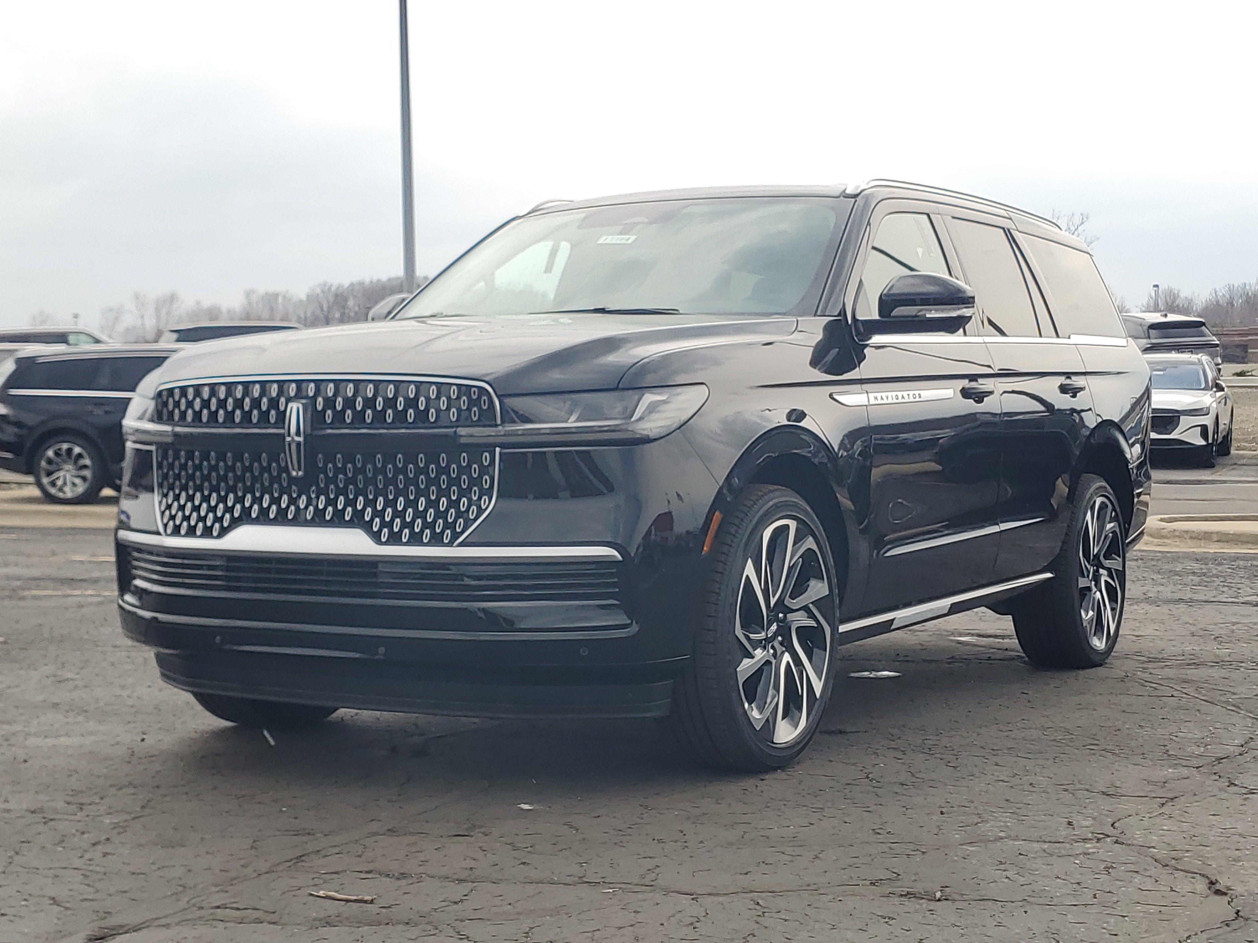 New 2026 Lincoln Navigator Reserve AWD/4WD image 2