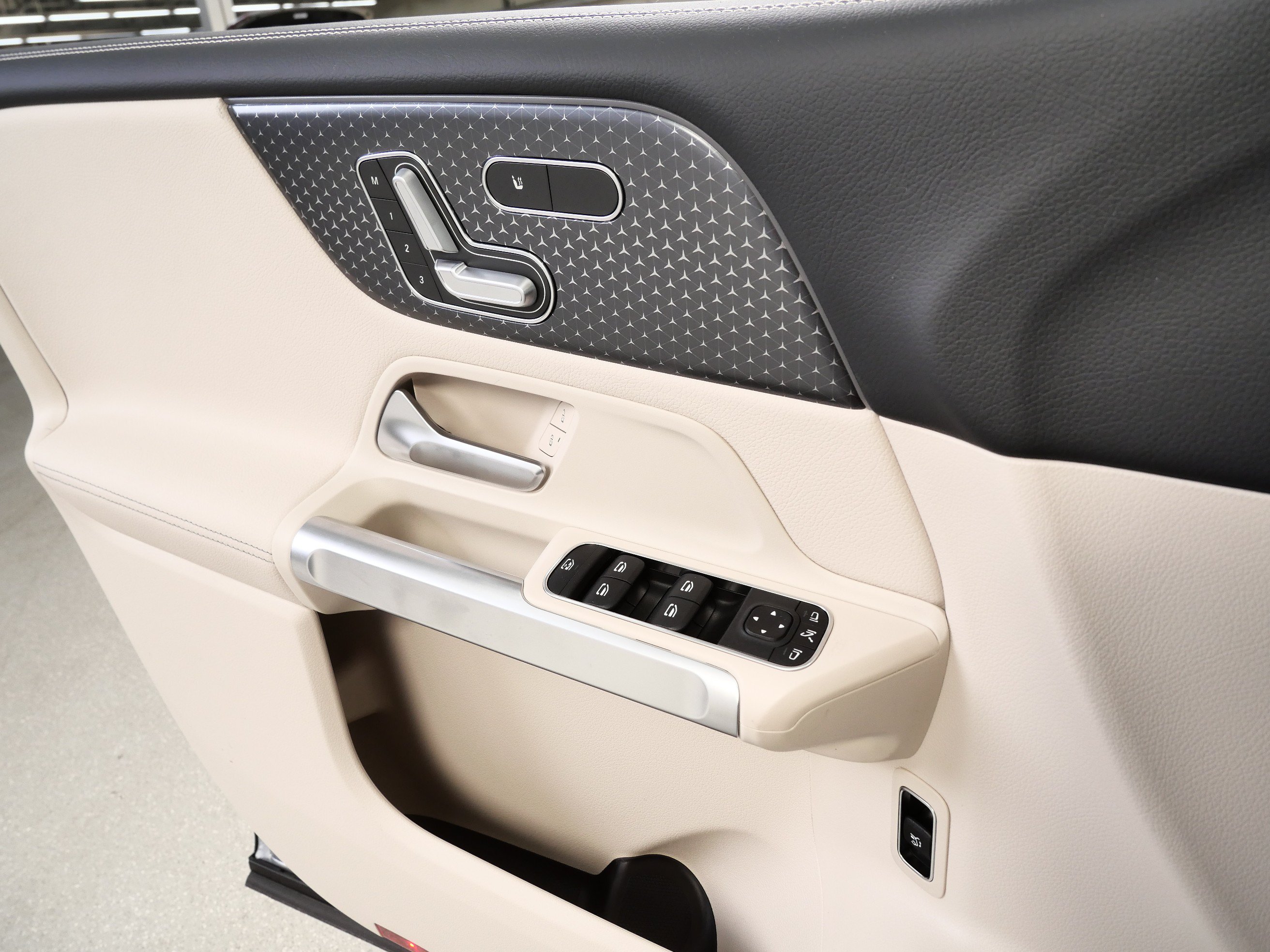 New 2026 Mercedes-Benz GLB 250 4MATIC image 13