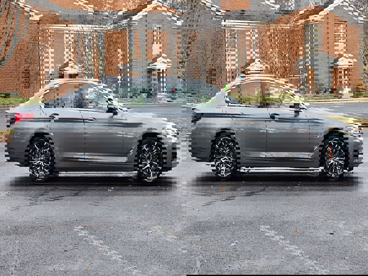 Used 2023 BMW 530e xDrive w/ Premium Package image 7