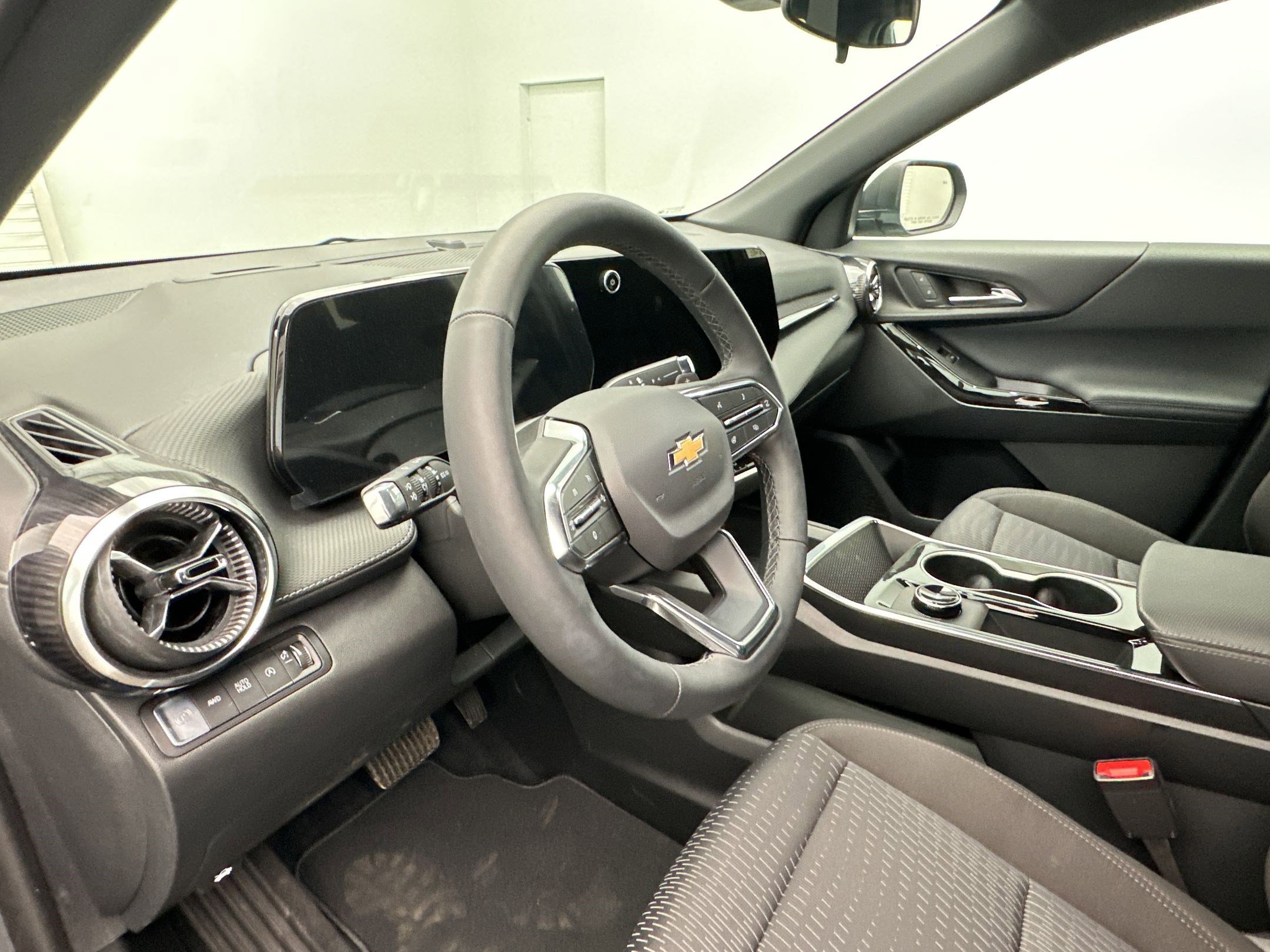 Used 2026 Chevrolet Equinox LT image 4