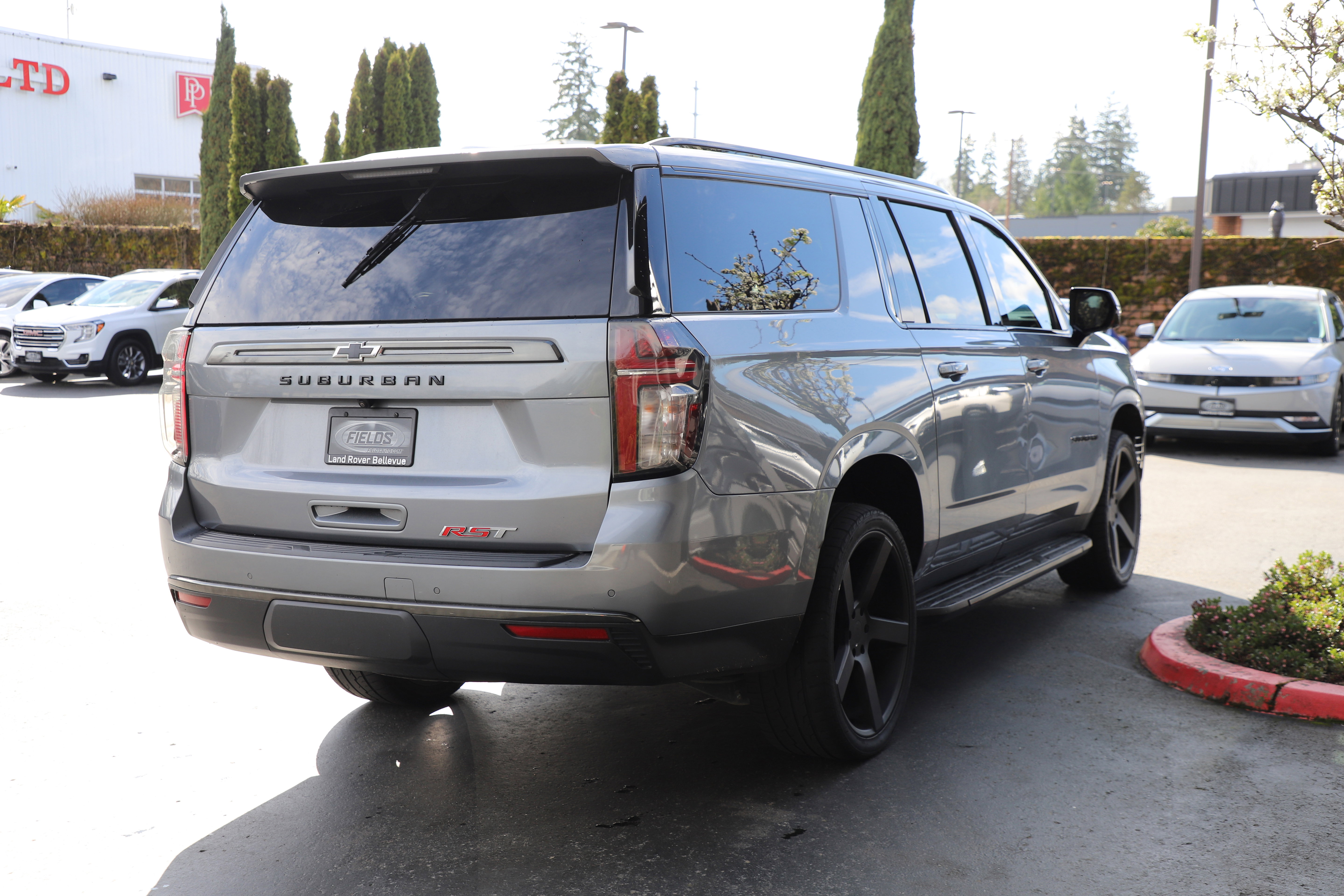 Used 2022 Chevrolet Suburban RST w/ Luxury Package image 10