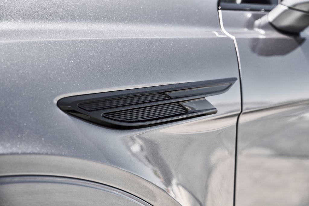 Used 2024 Bentley Bentayga AWD/4WD image 8