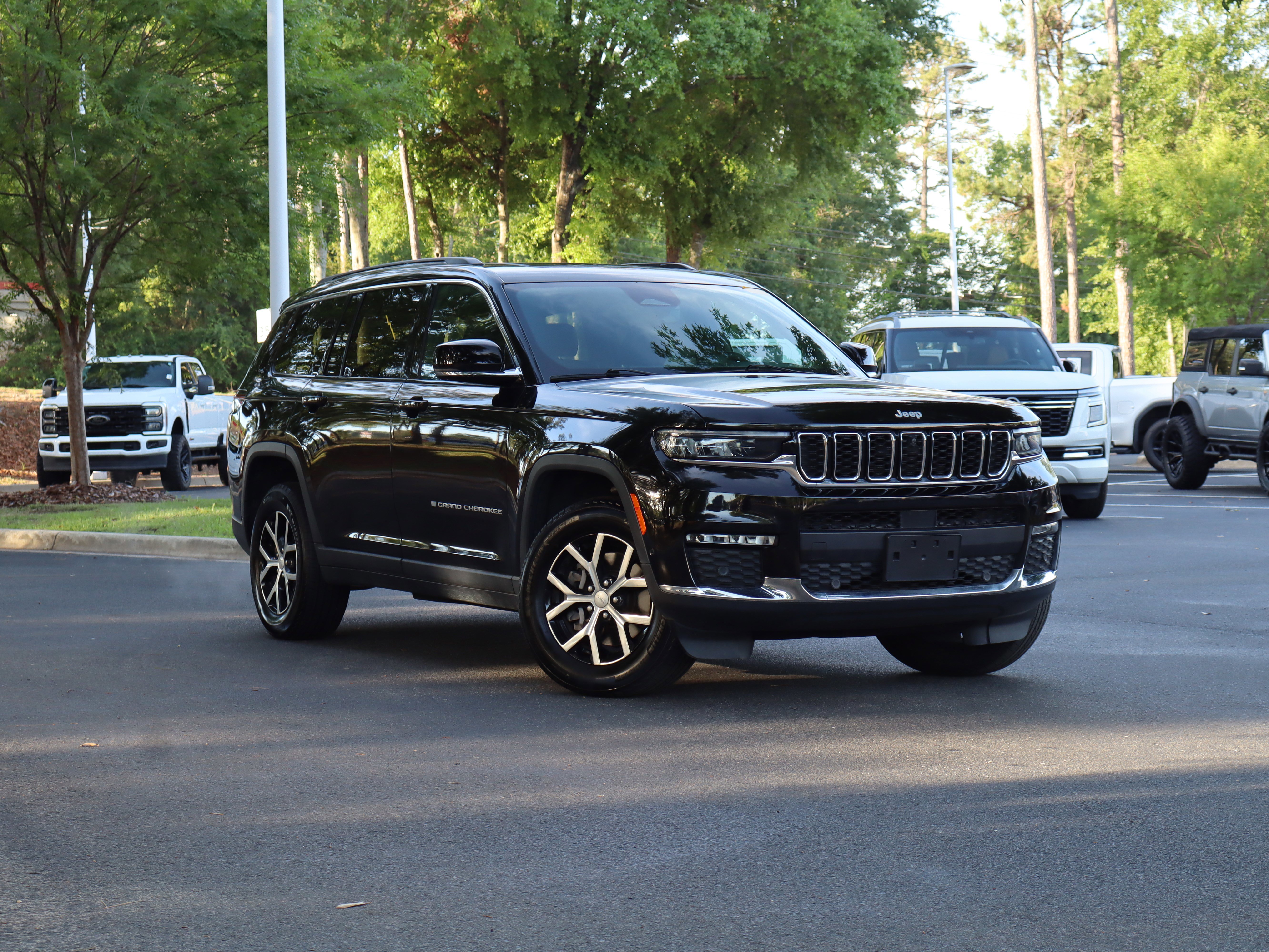Used 2024 Jeep Grand Cherokee L Limited w/ Luxury Tech Group II AWD/4WD image 2