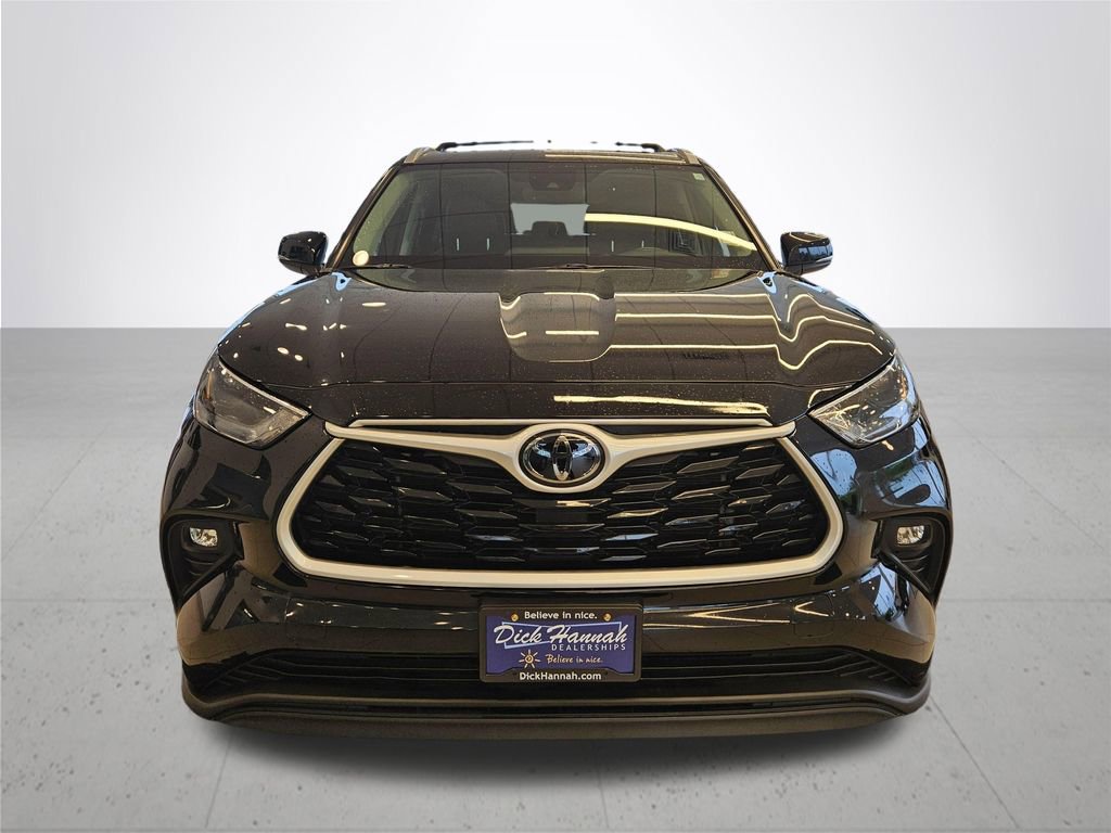 Used 2023 Toyota Highlander XLE image 3