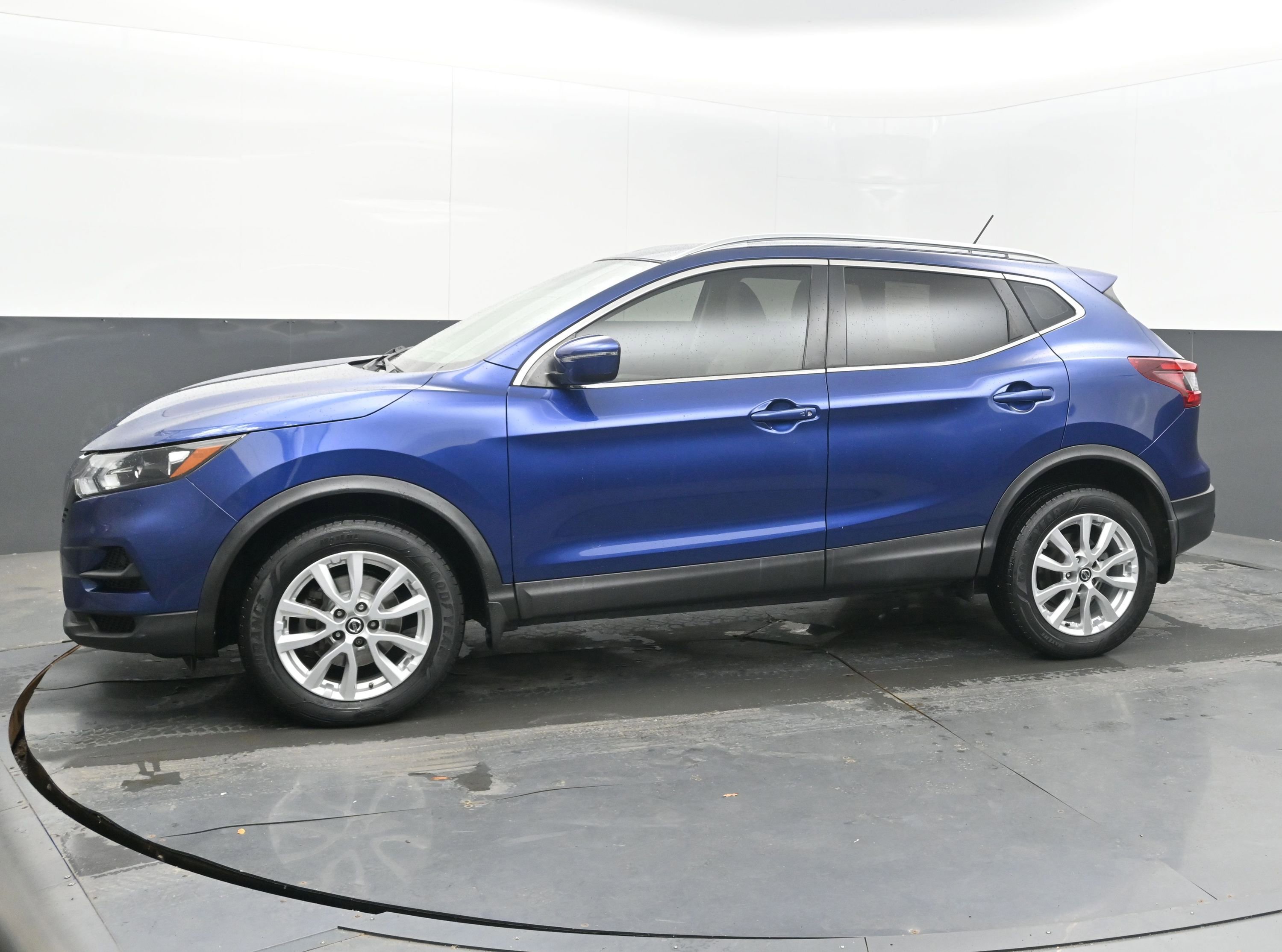 Used 2020 Nissan Rogue Sport SV FWD image 4