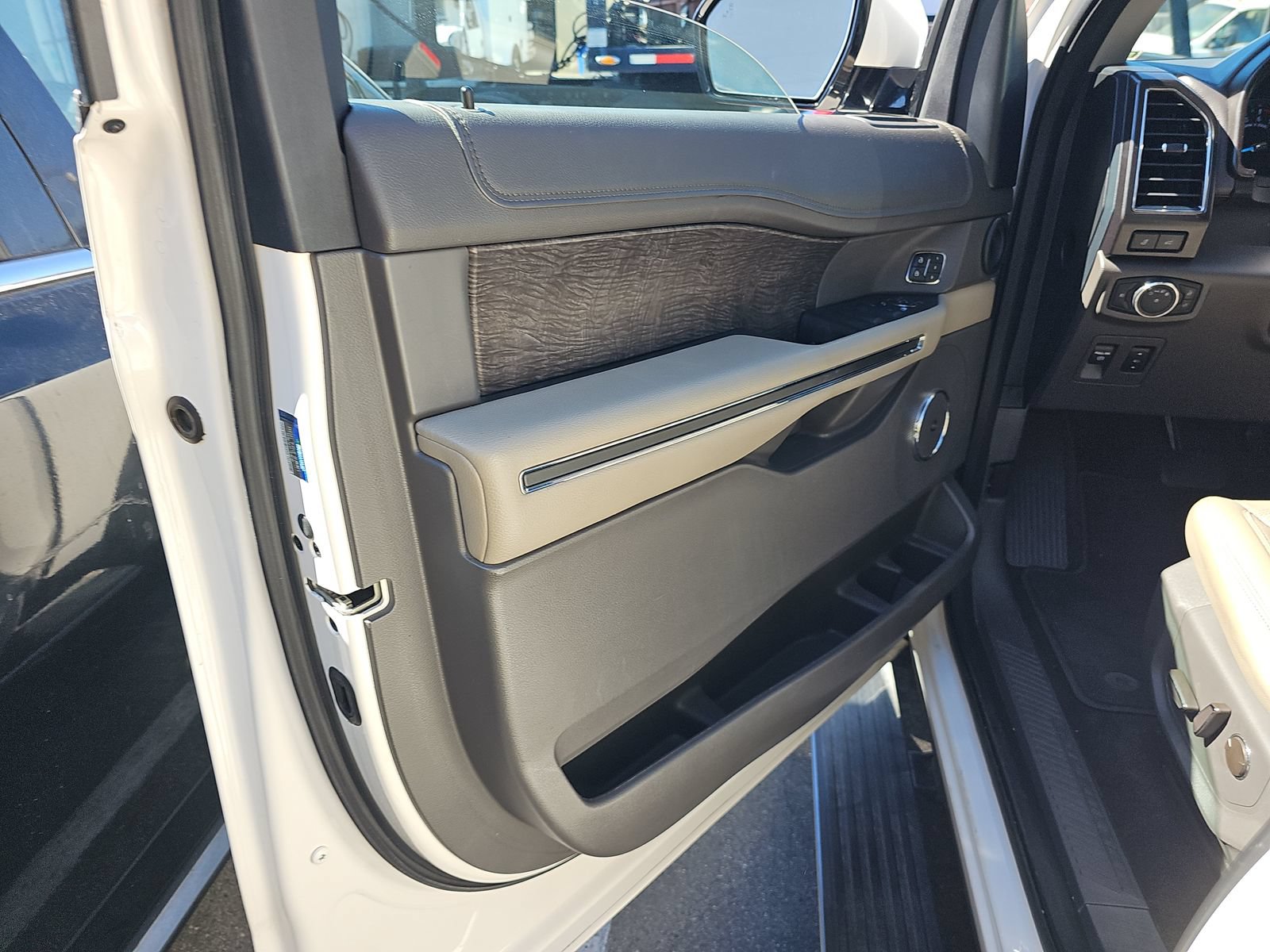 Used 2019 Ford Expedition Limited w/ Equipment Group 301A AWD/4WD image 13