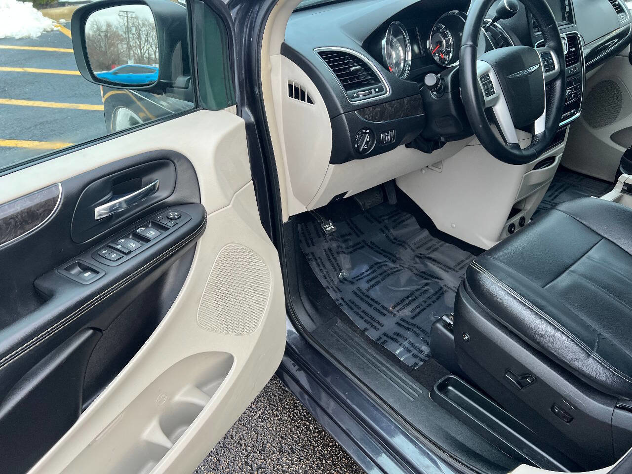 Used 2014 Chrysler Town & Country Touring image 18