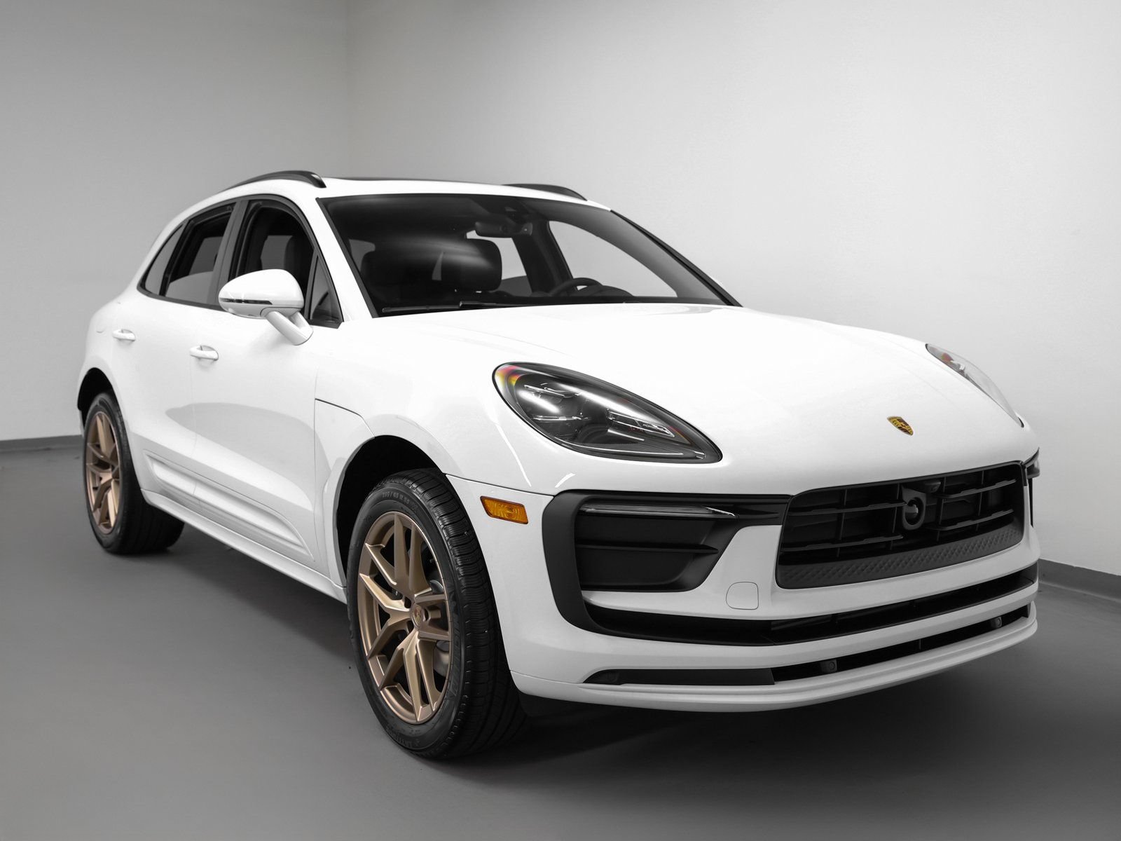 Certified 2025 Porsche Macan AWD/4WD image 10