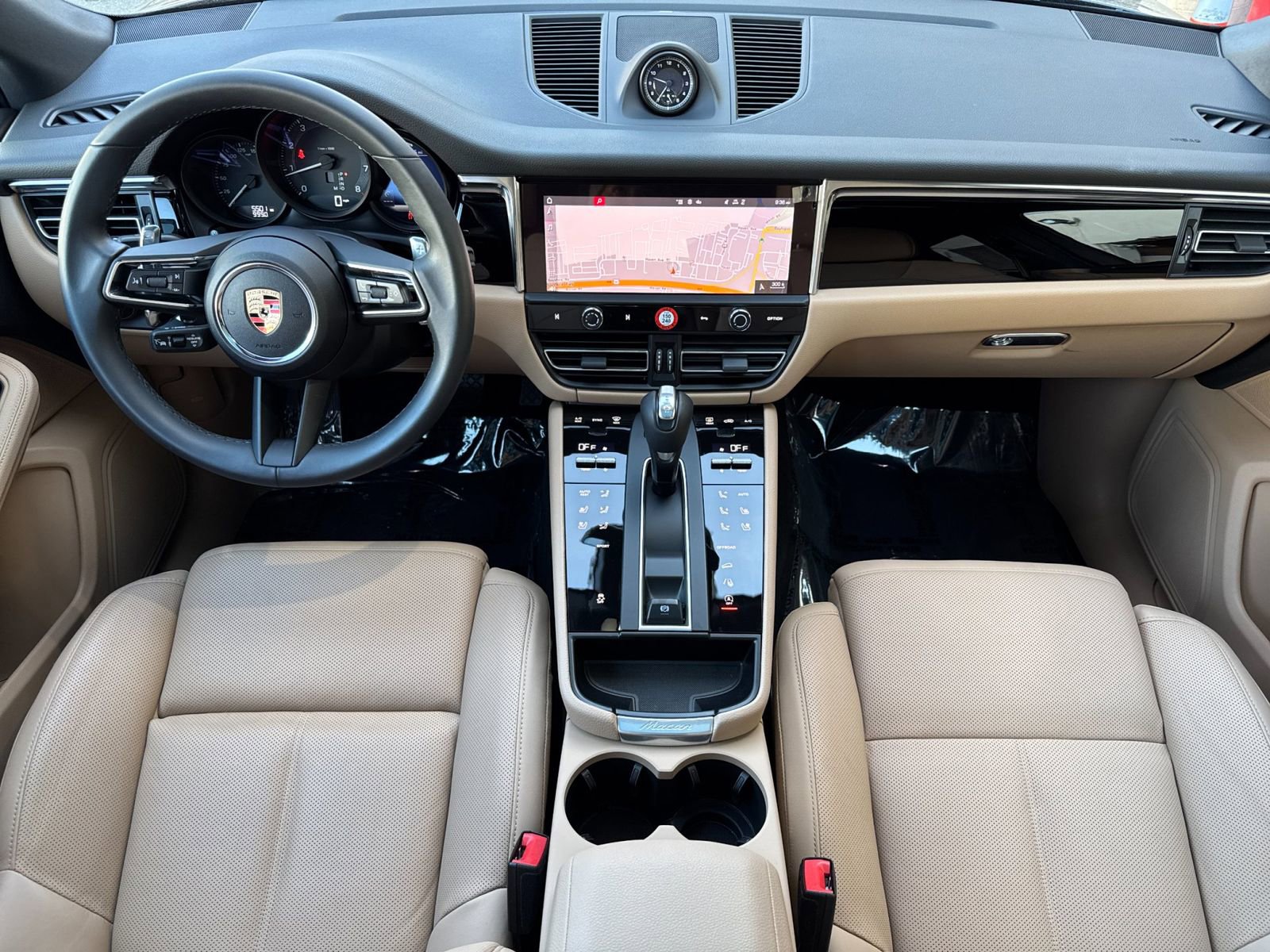Certified 2025 Porsche Macan image 6