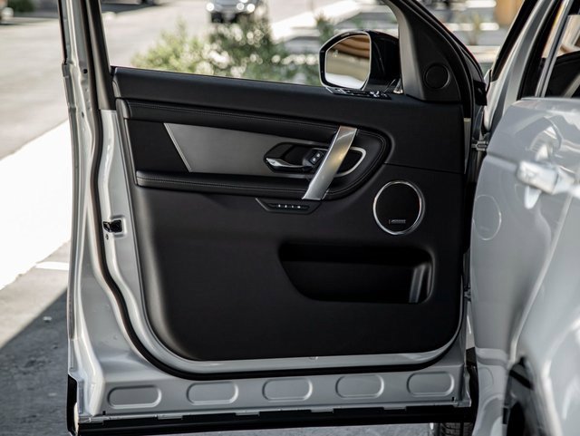 Used 2024 Land Rover Discovery Sport Dynamic SE image 12