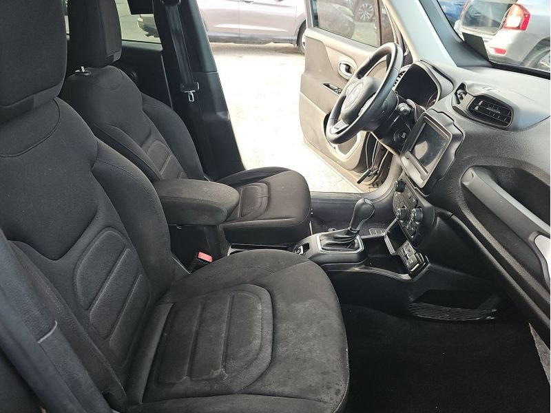 Used 2018 Jeep Renegade Latitude FWD image 30