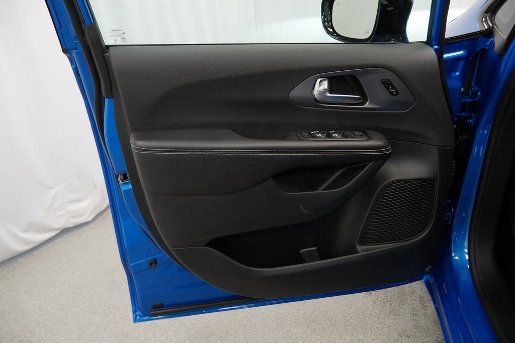 New 2026 Chrysler Pacifica Select w/ S Appearance Package image 27