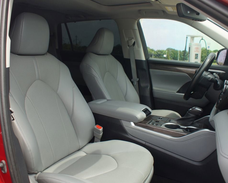 Used 2023 Toyota Highlander Limited FWD image 23