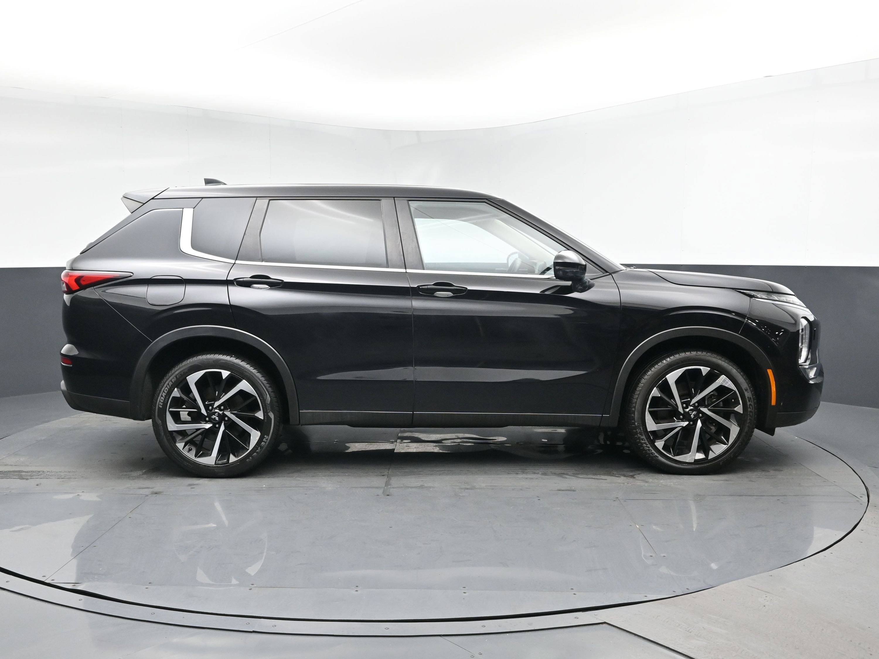 Used 2022 Mitsubishi Outlander ES AWD/4WD image 3