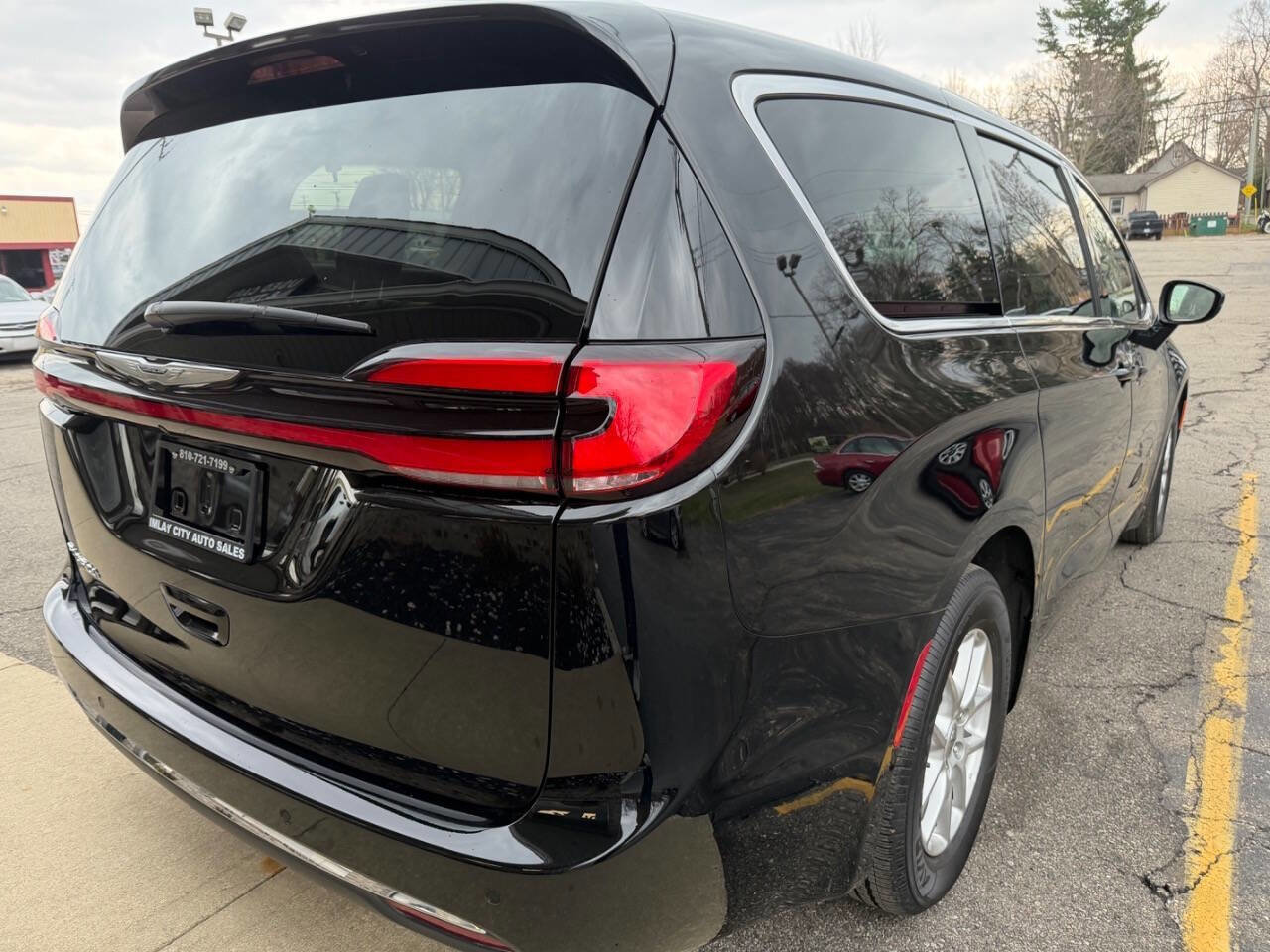 Used 2024 Chrysler Pacifica Touring-L FWD image 3