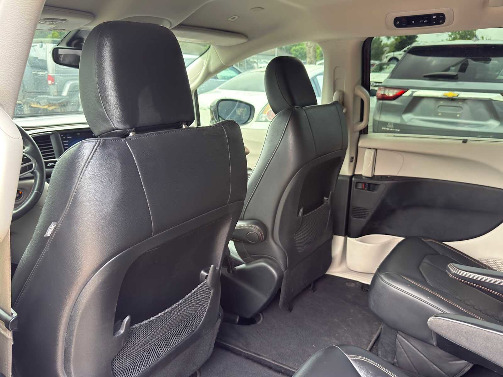 Used 2018 Chrysler Pacifica Touring-L FWD image 26