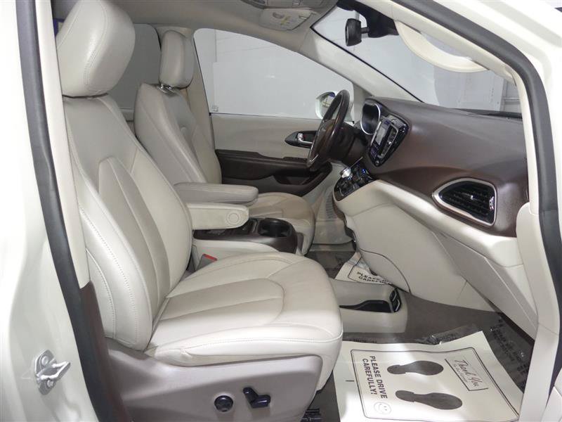 Used 2020 Chrysler Pacifica Touring-L w/ Tire & Wheel Group FWD image 23