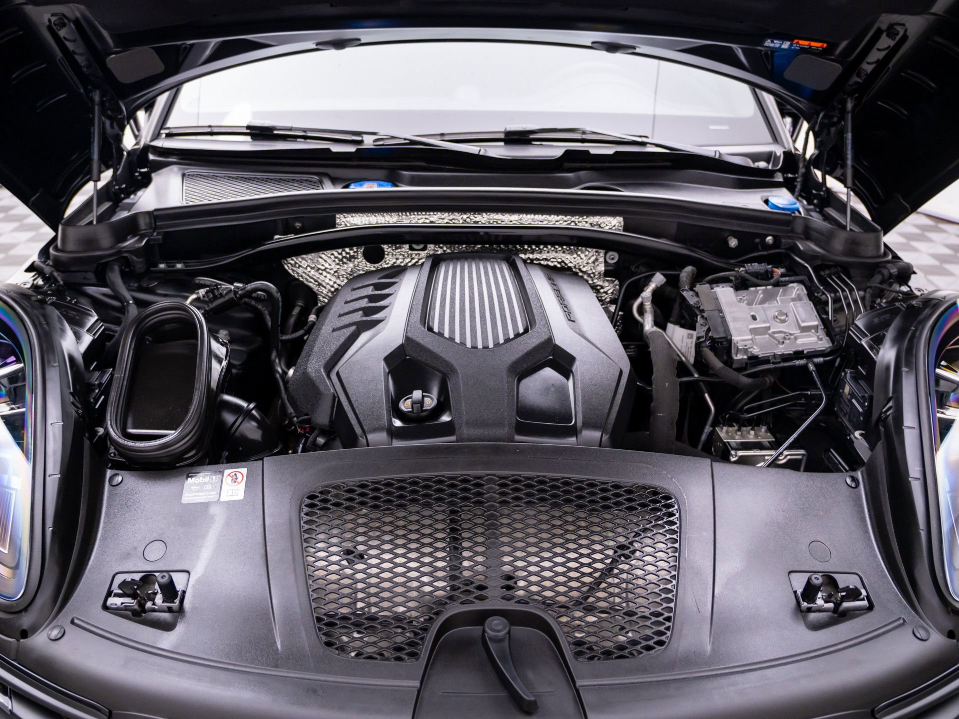 Certified 2025 Porsche Macan AWD/4WD image 31