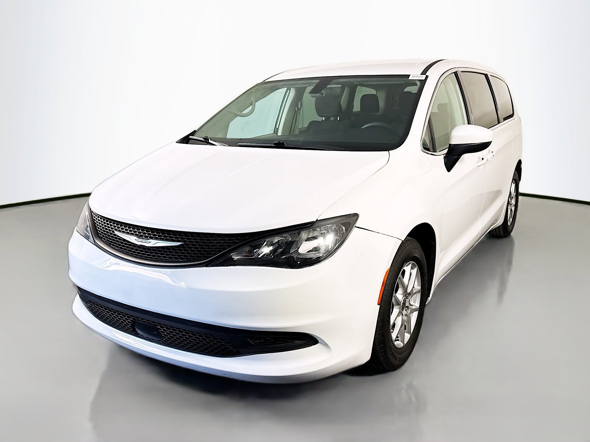 Used 2022 Chrysler Voyager LX FWD image 4