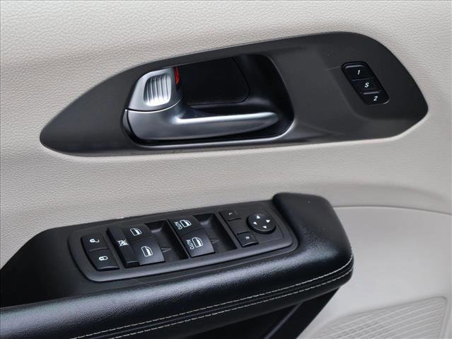 Used 2022 Chrysler Pacifica Touring-L FWD image 9