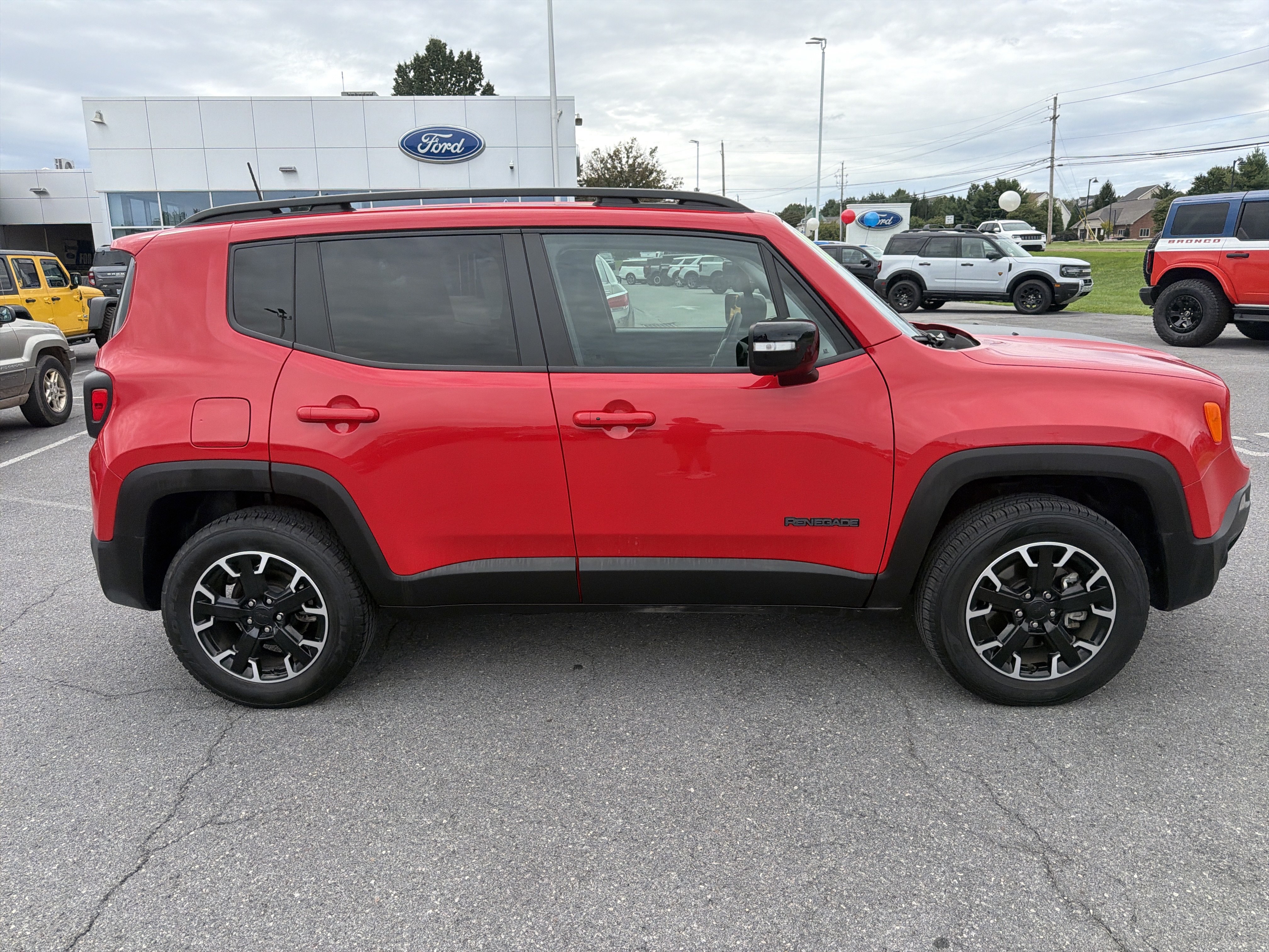 Used 2023 Jeep Renegade Latitude AWD/4WD image 2