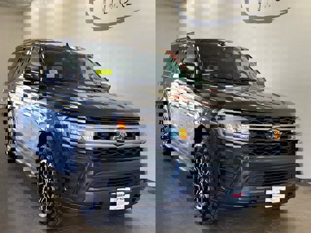 Used 2023 Ford Expedition Max XLT image 2