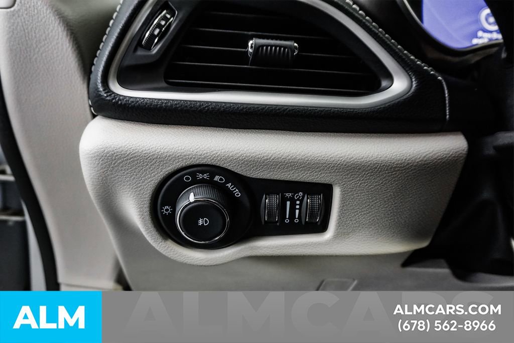 Used 2024 Chrysler Pacifica Select image 33